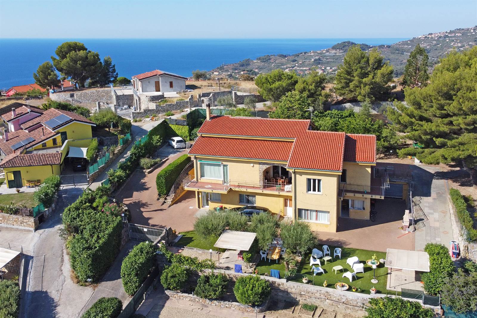 Una villa con giardino ripresa dal drone, con il mare della Liguria sullo sfondo