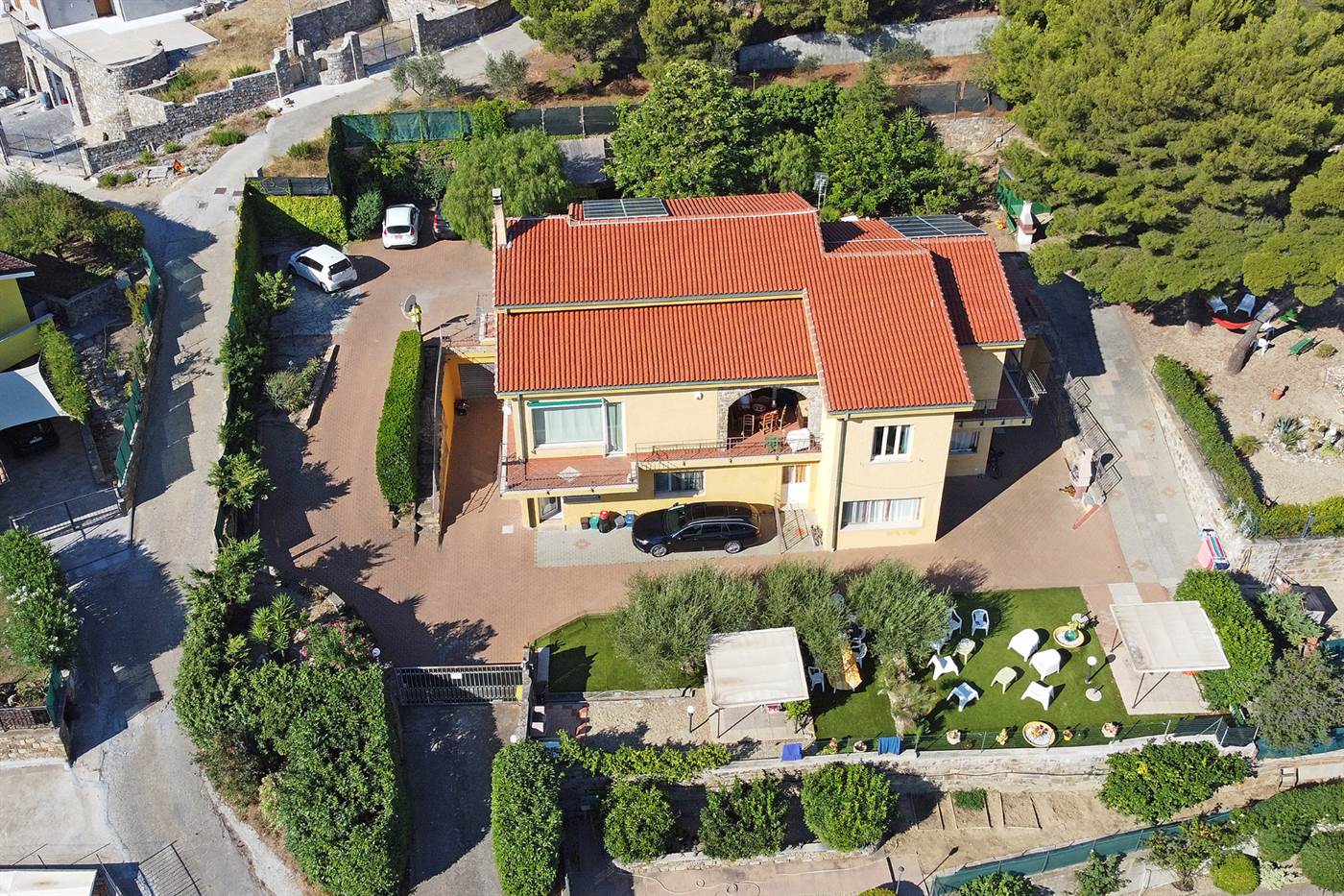 Villa con giardino vista dal drone