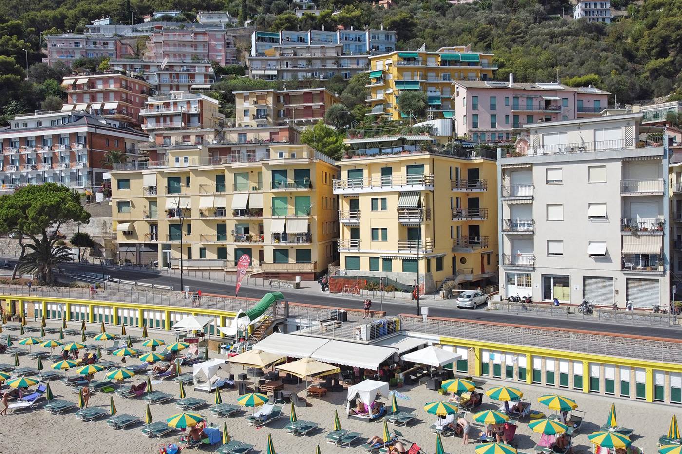 Palazzi e spiaggia ripresi dal drone