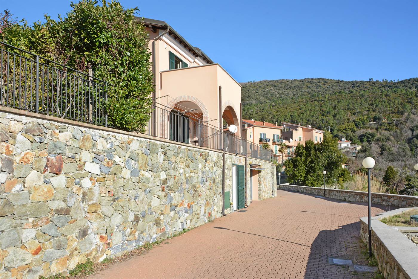 Casa in pietra con vista sulle colline