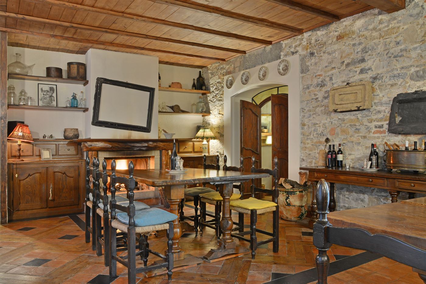 Cucina rustica con muro in pietra