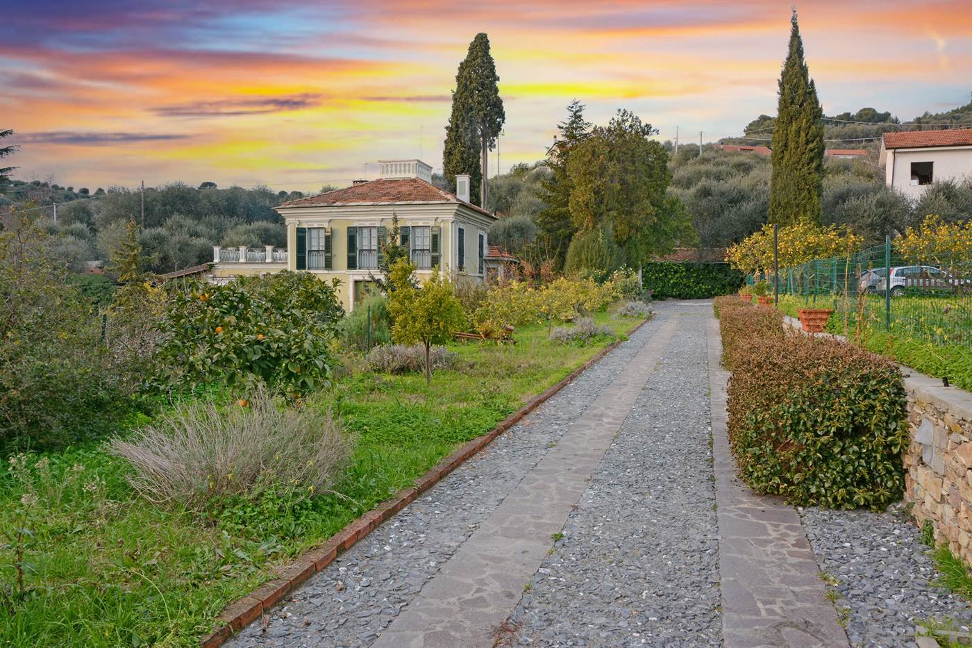 Viale in giardino al tramonto