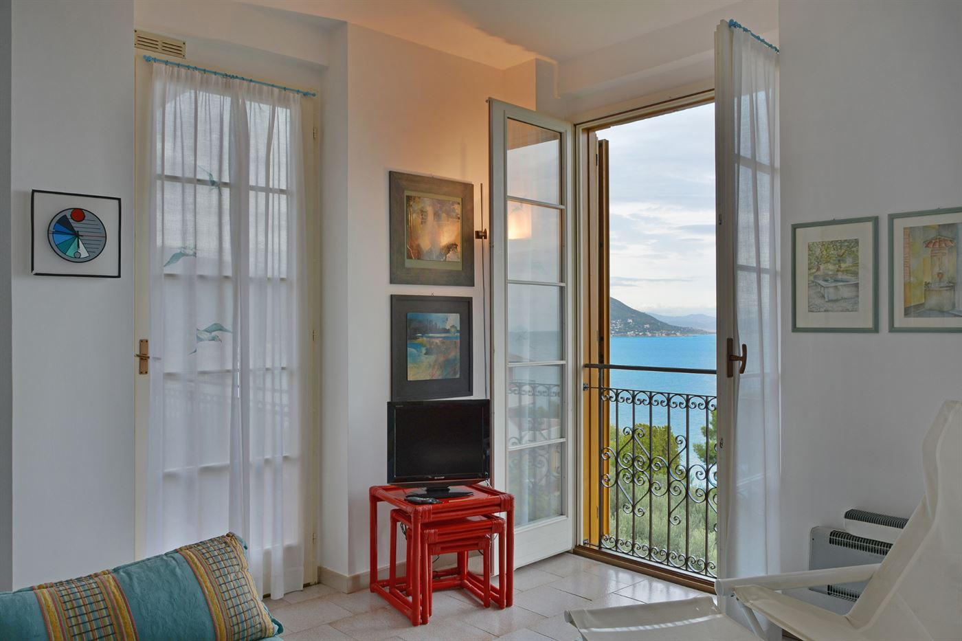 Soggiorno con porta finestra sul mare