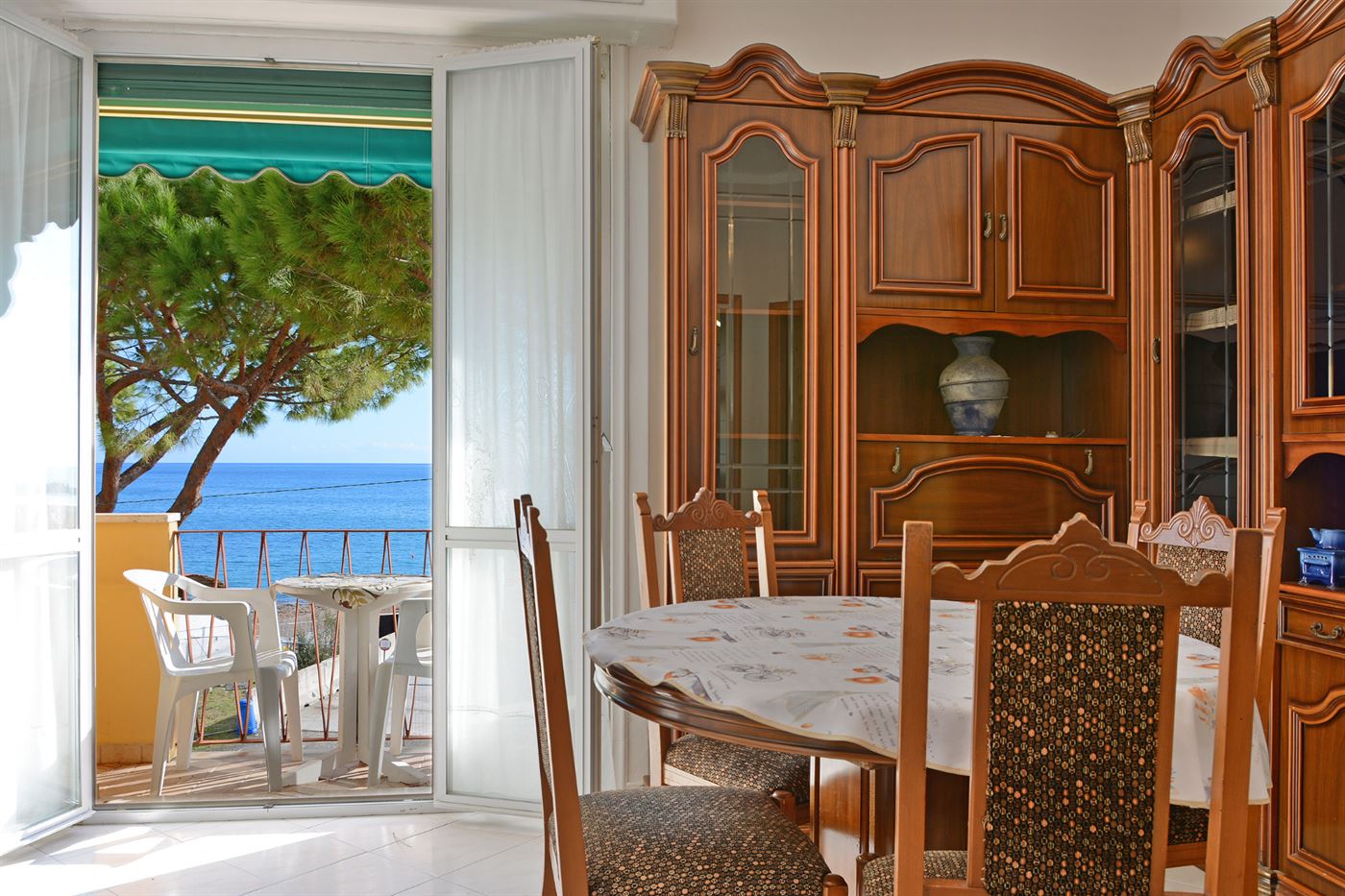 Sala da pranzo con vista sul mare
