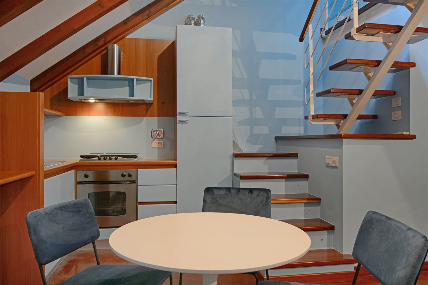 Cucina in mansarda con scala