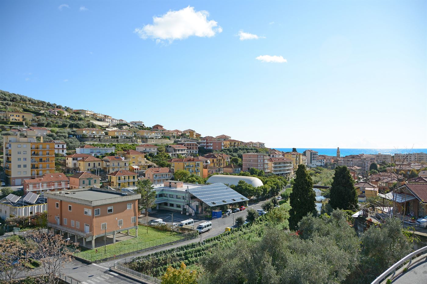 Panorama di un paese della Riviera dall'alto